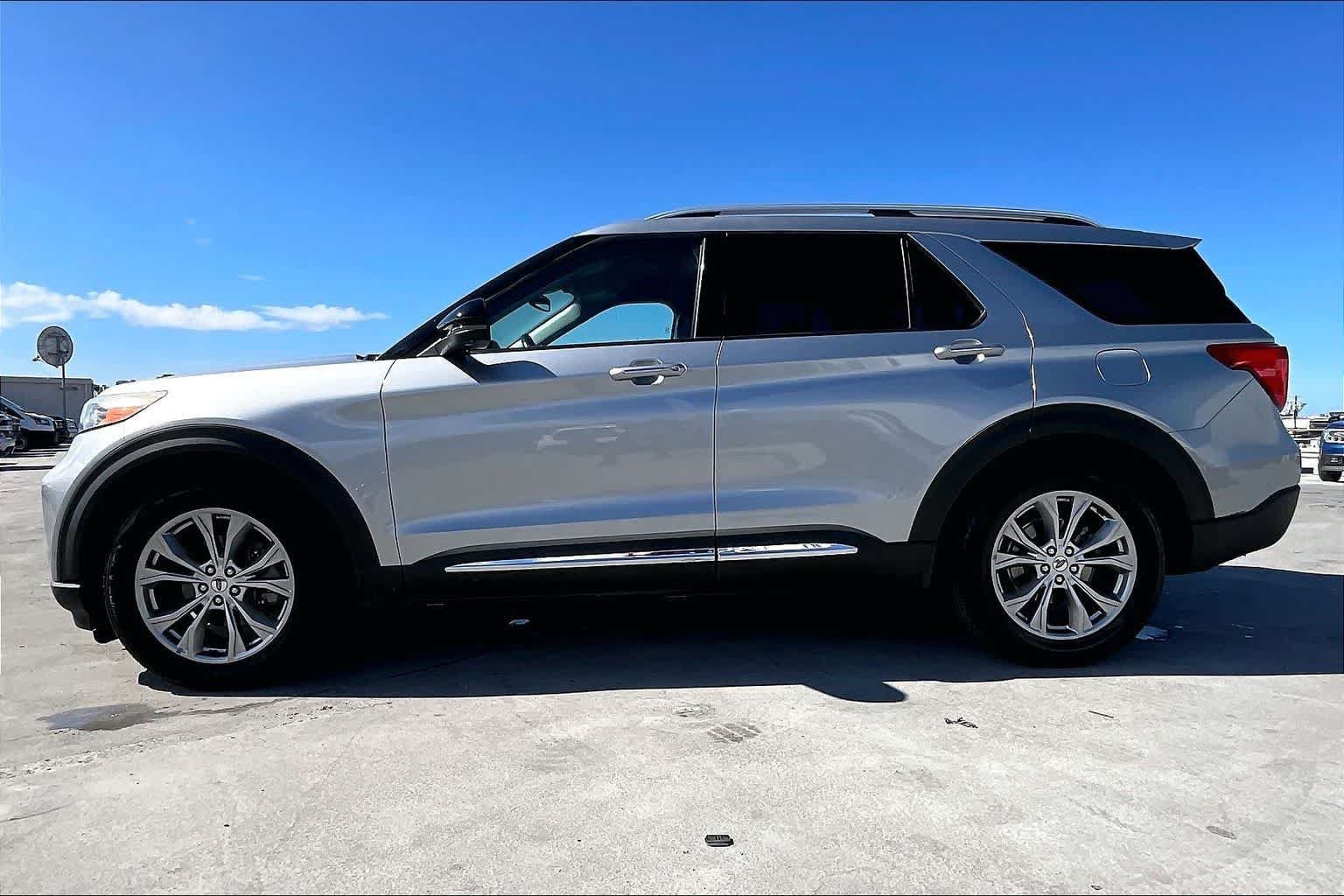 Used 2022 Ford Explorer Limited w/ Equipment Group 301A RWD image 3