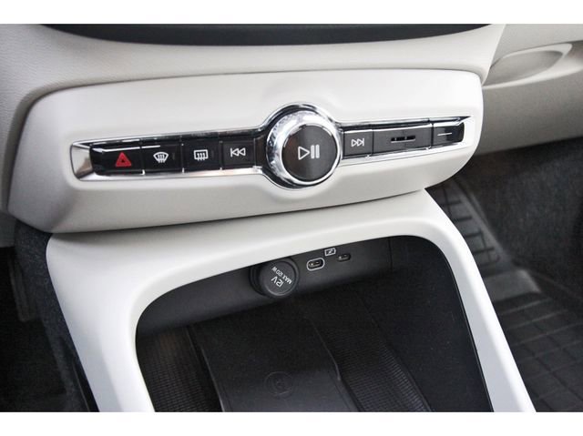 Used 2025 Volvo XC40 B5 Plus w/ Protection Package Premier image 24