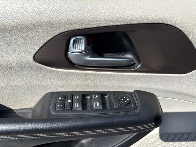 Used 2019 Chrysler Pacifica Touring Plus w/ Tire & Wheel Group FWD image 11