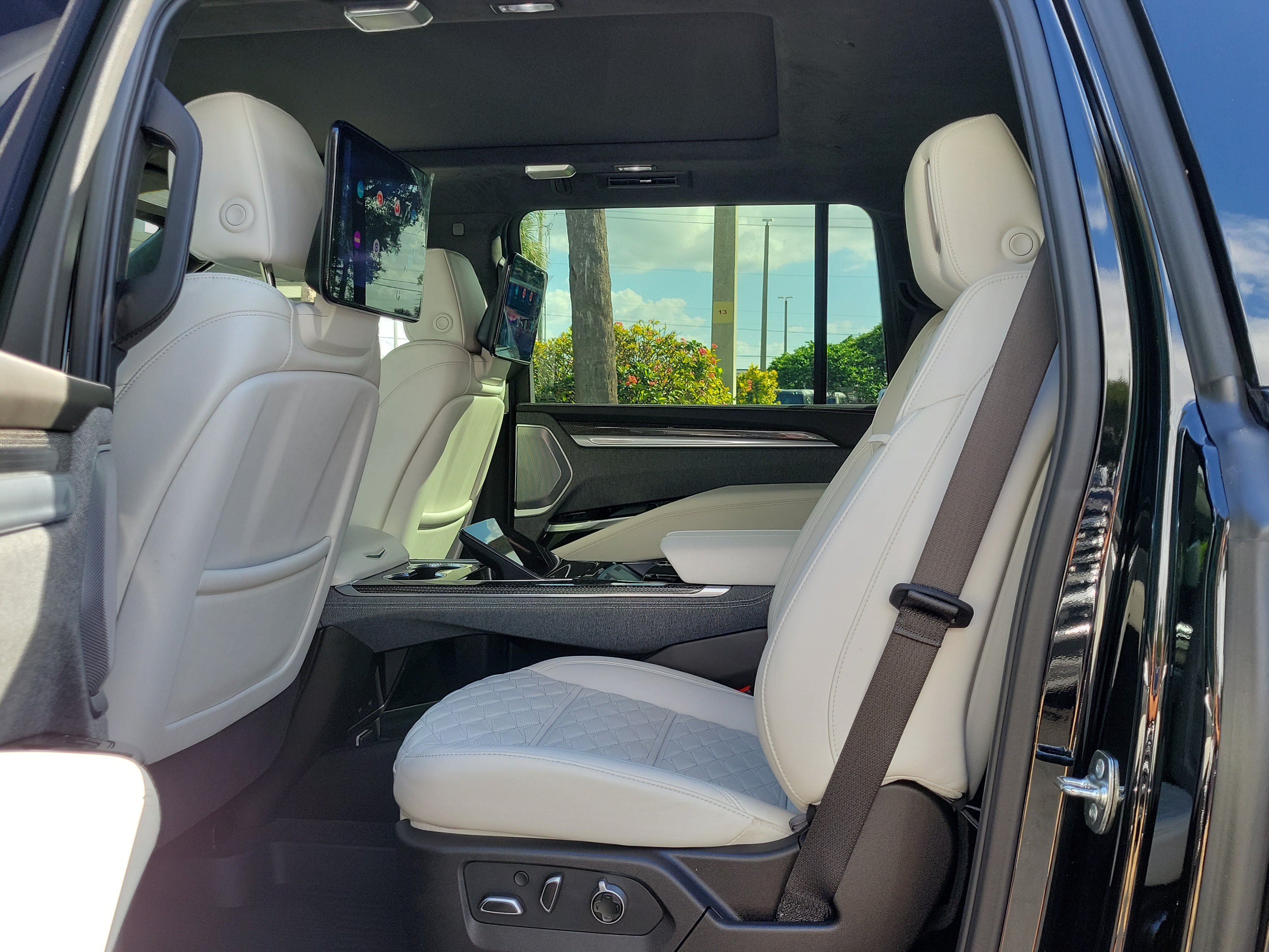 Used 2025 Cadillac Escalade ESV V AWD/4WD image 12
