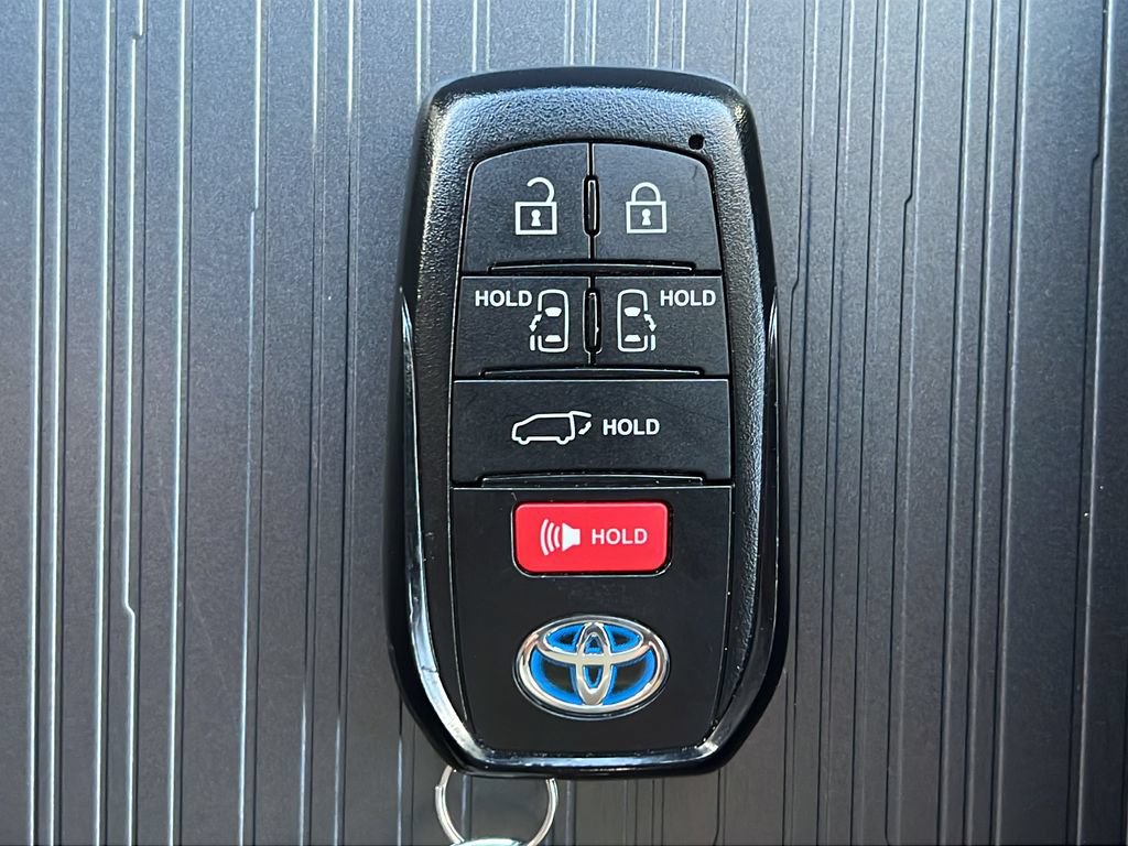 Used 2025 Toyota Sienna XLE FWD image 28