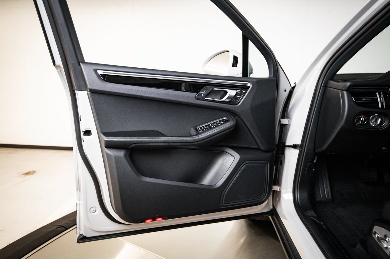 Certified 2023 Porsche Macan AWD/4WD image 23