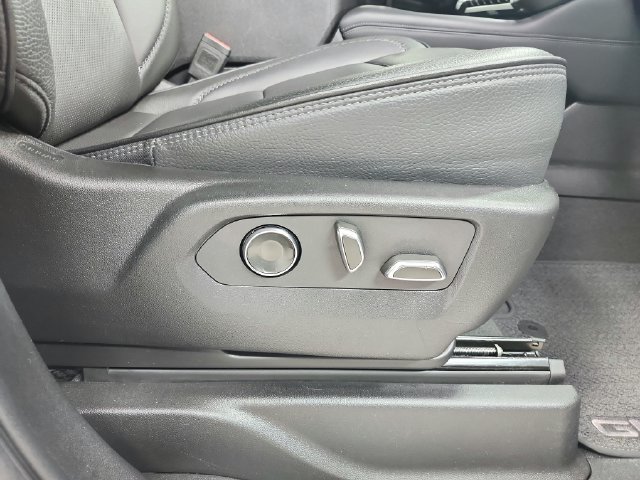 Used 2025 GMC Yukon Denali RWD image 40