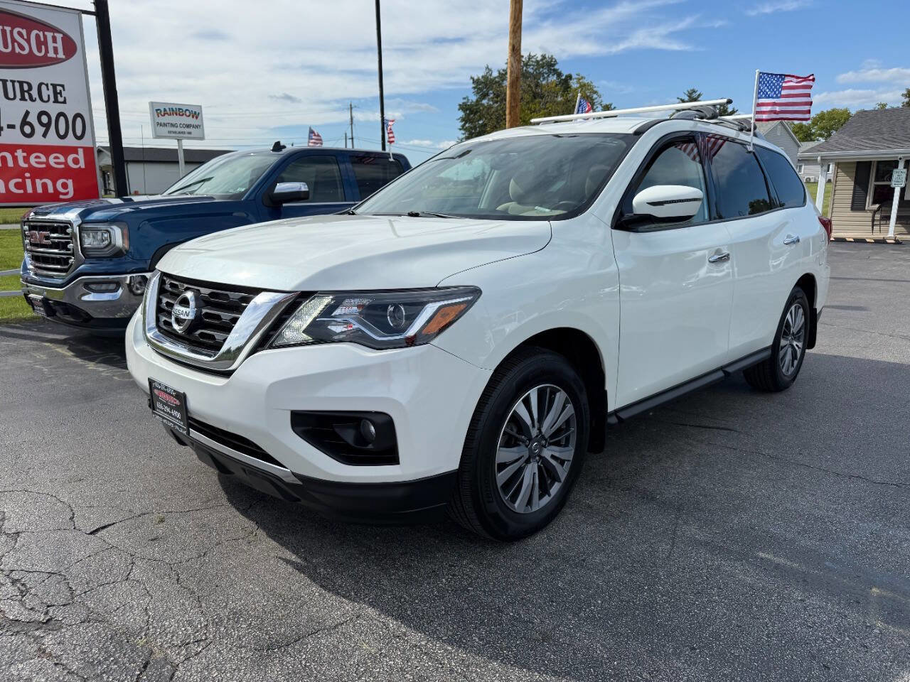 Used 2020 Nissan Pathfinder SV image 2