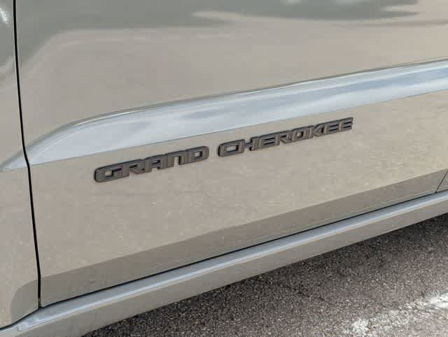 Used 2021 Jeep Grand Cherokee Laredo X image 12