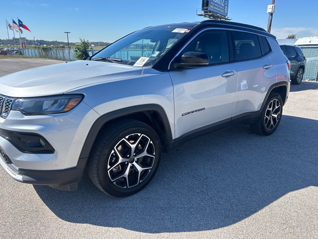 Used 2025 Jeep Compass Limited AWD/4WD image 5