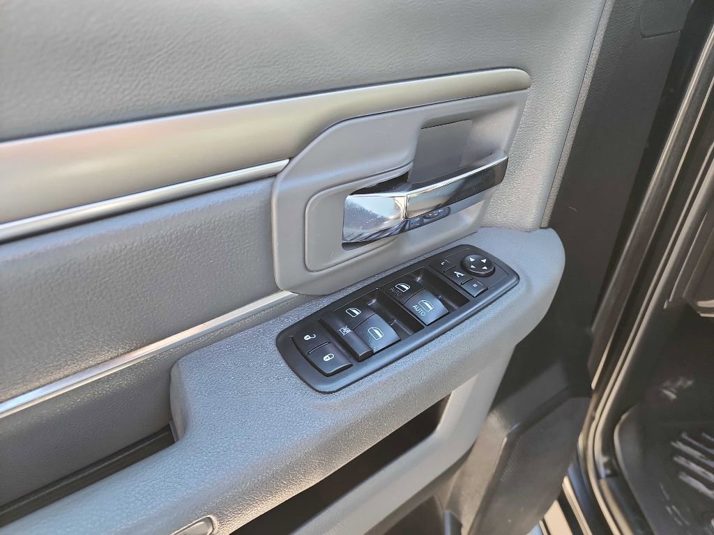 Used 2018 RAM 2500 SLT w/ Luxury Group image 17