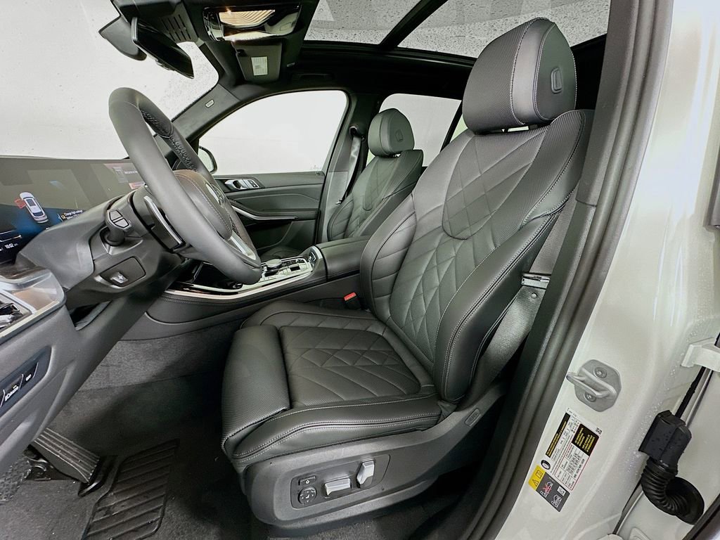 Used 2025 BMW X5 xDrive50e image 26