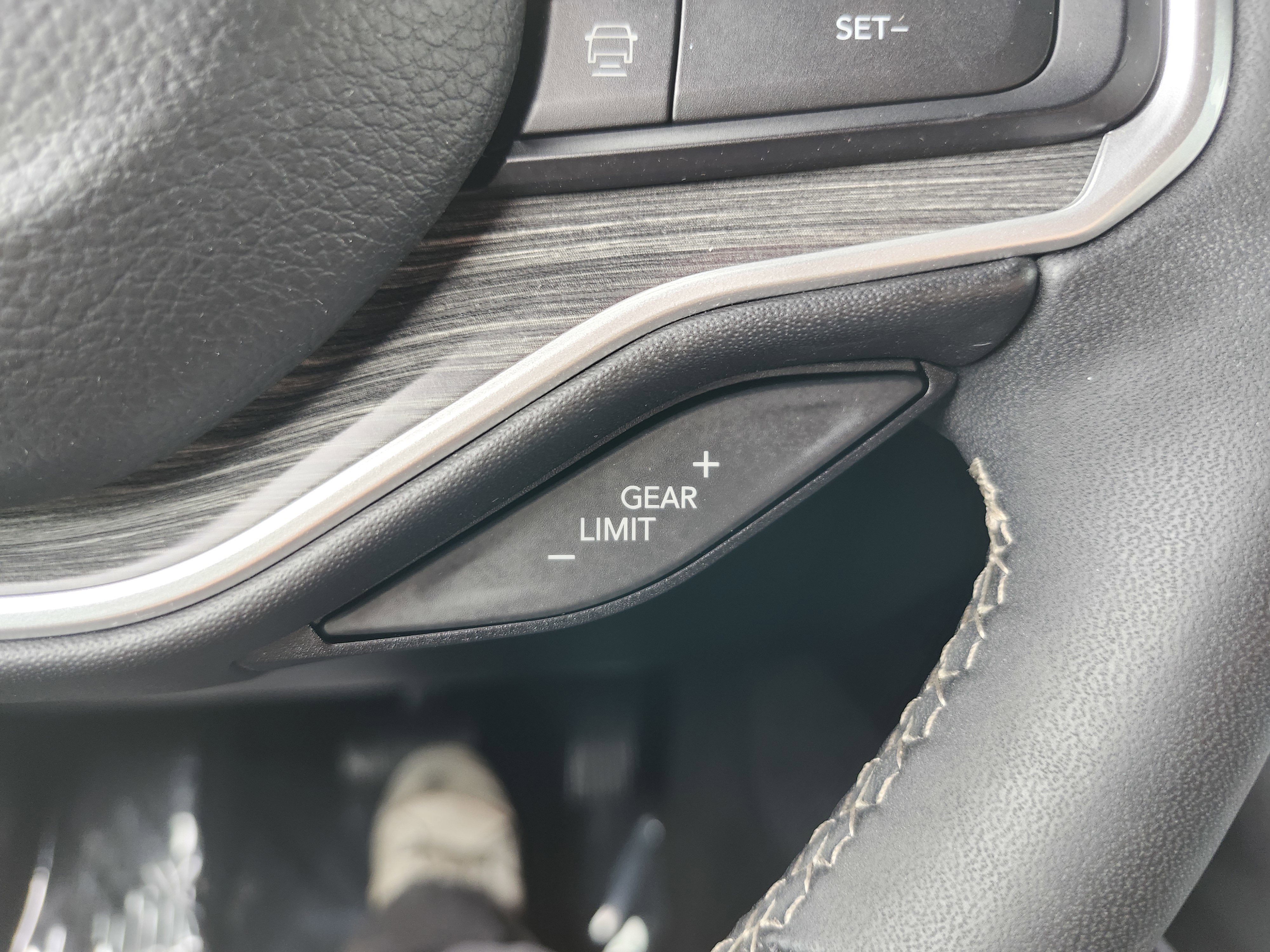 Used 2024 Jeep Wagoneer L Series II RWD image 38