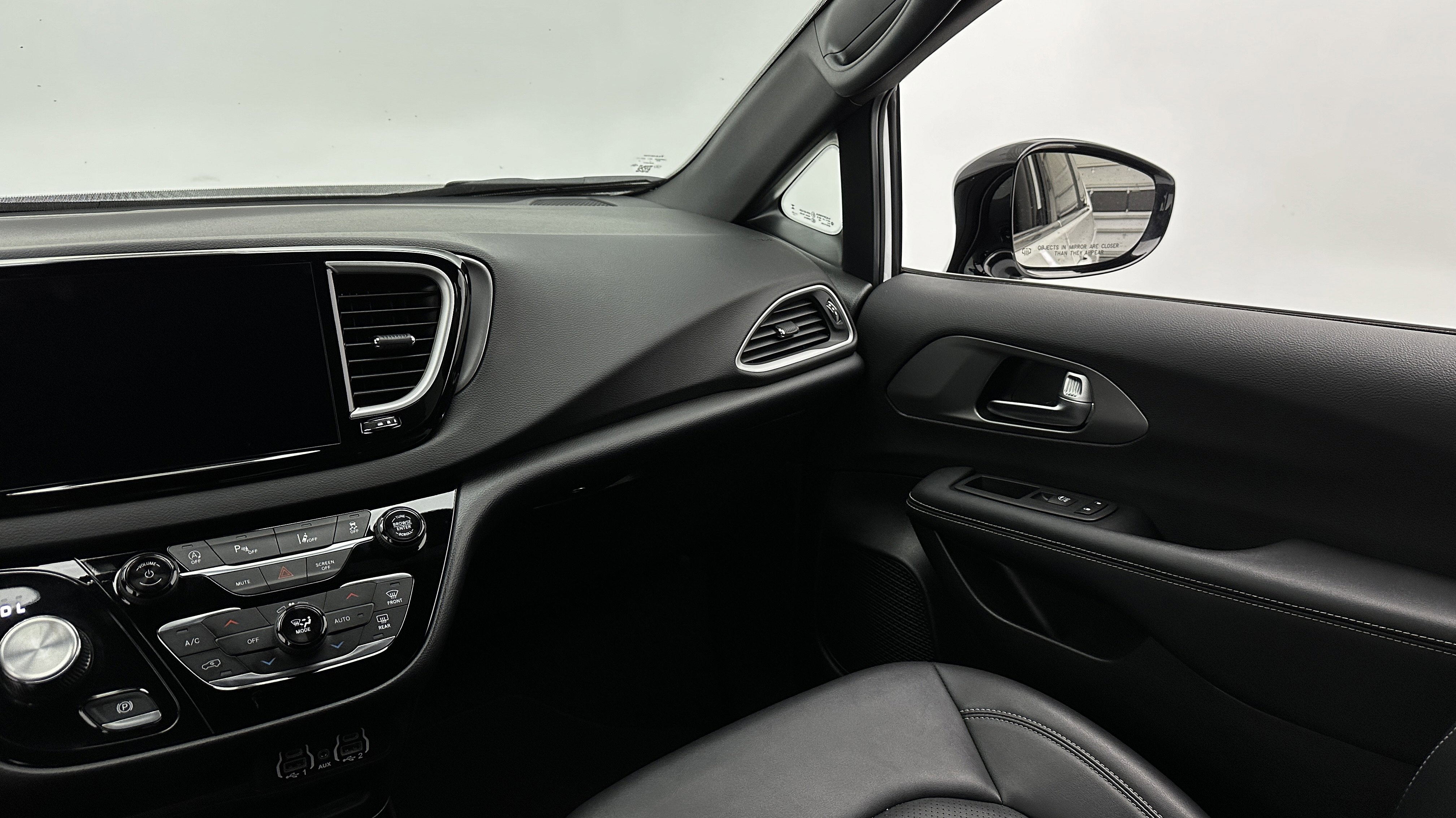 Used 2025 Chrysler Pacifica Select image 29