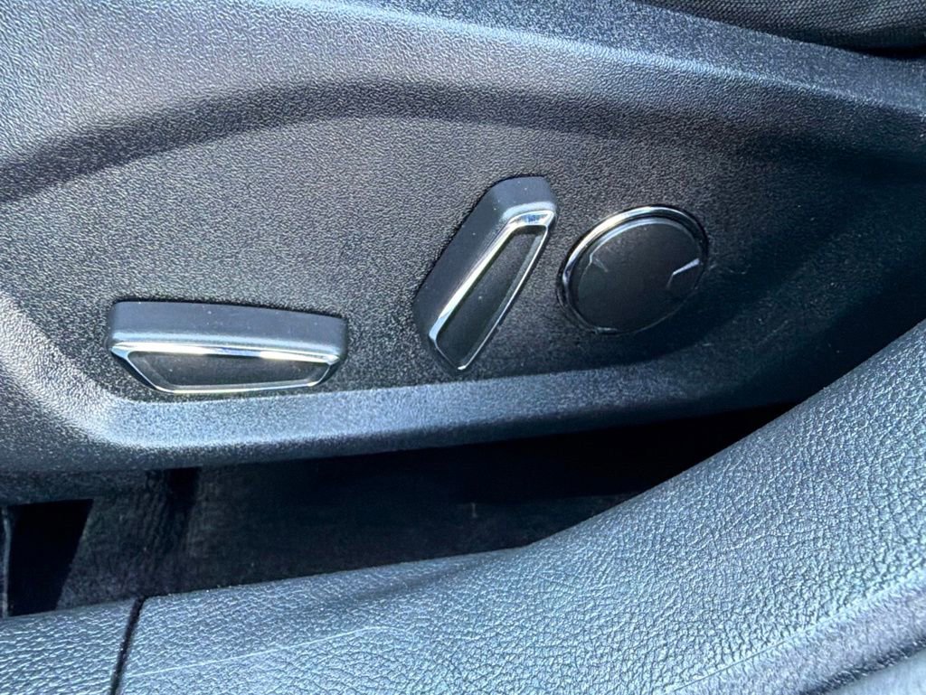 Used 2019 Ford Fusion SE FWD image 12