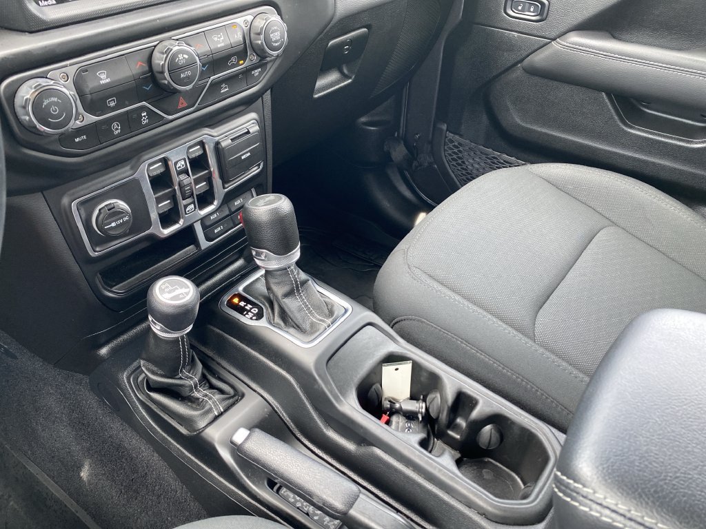 Used 2022 Jeep Wrangler Unlimited Sahara AWD/4WD image 25