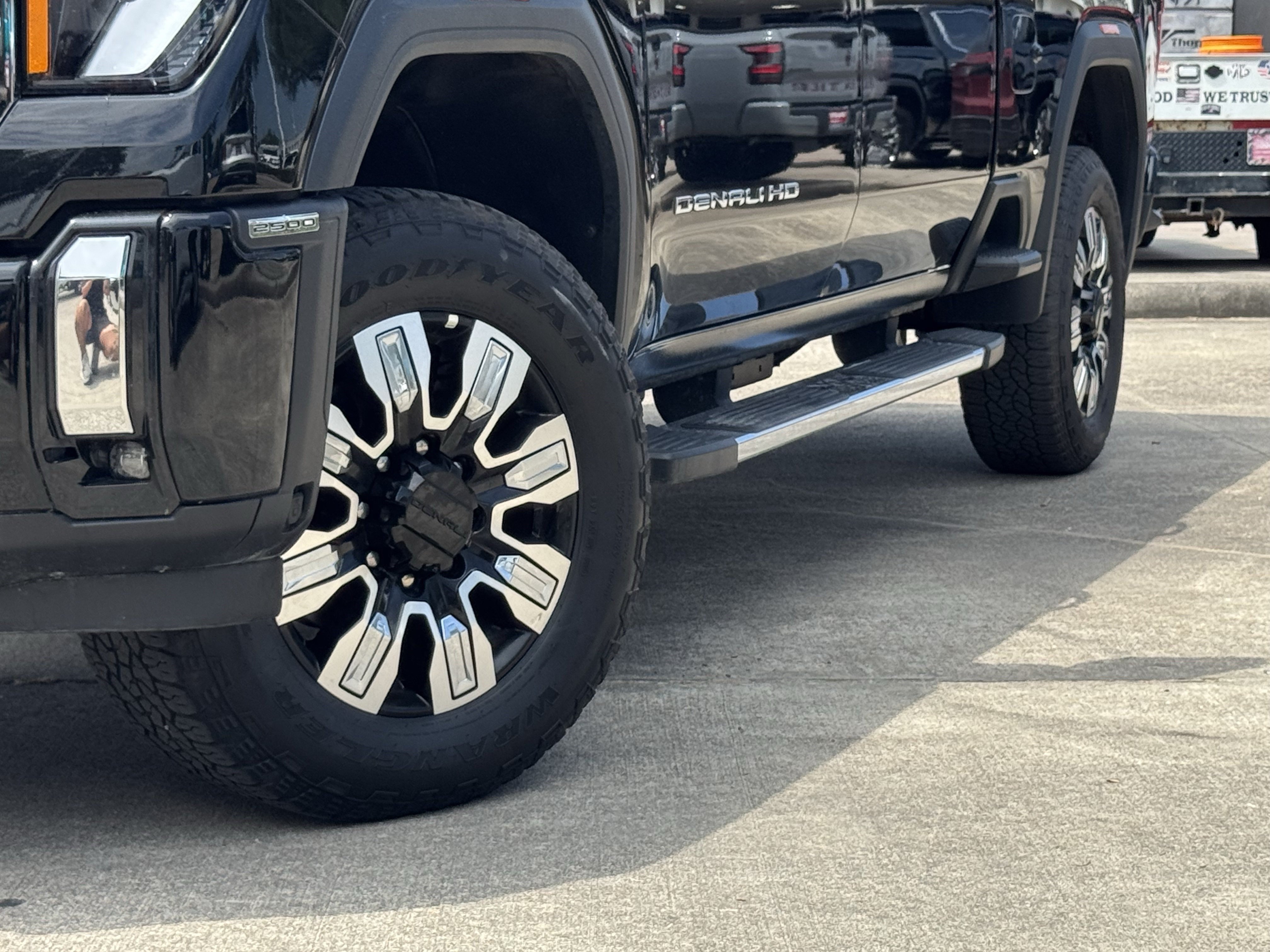 Used 2025 GMC Sierra 2500 Denali AWD/4WD image 3
