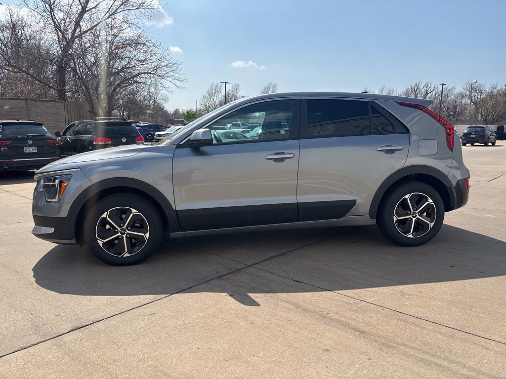 Used 2025 Kia Niro LX image 4
