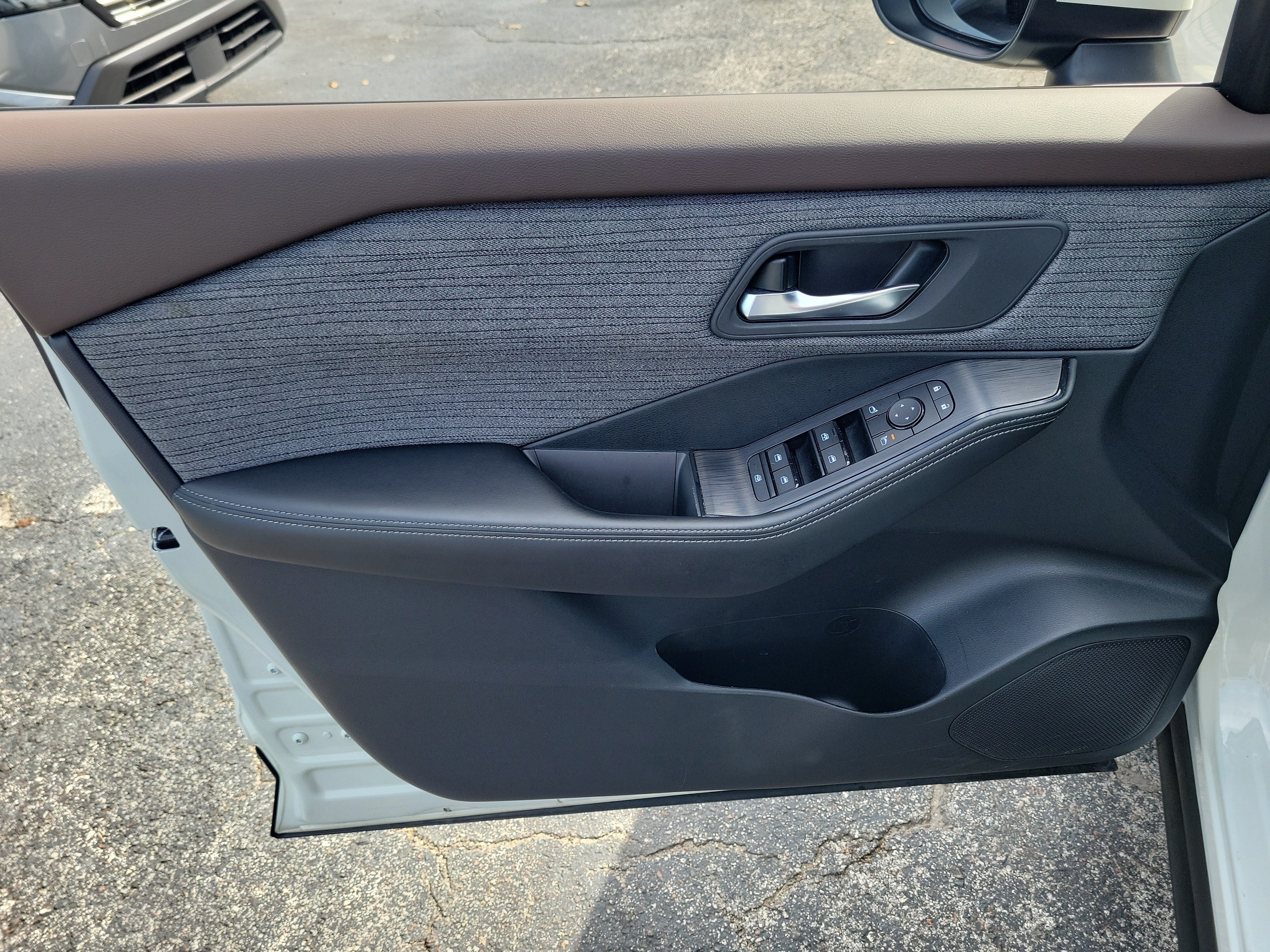 Certified 2023 Nissan Rogue SV FWD image 9
