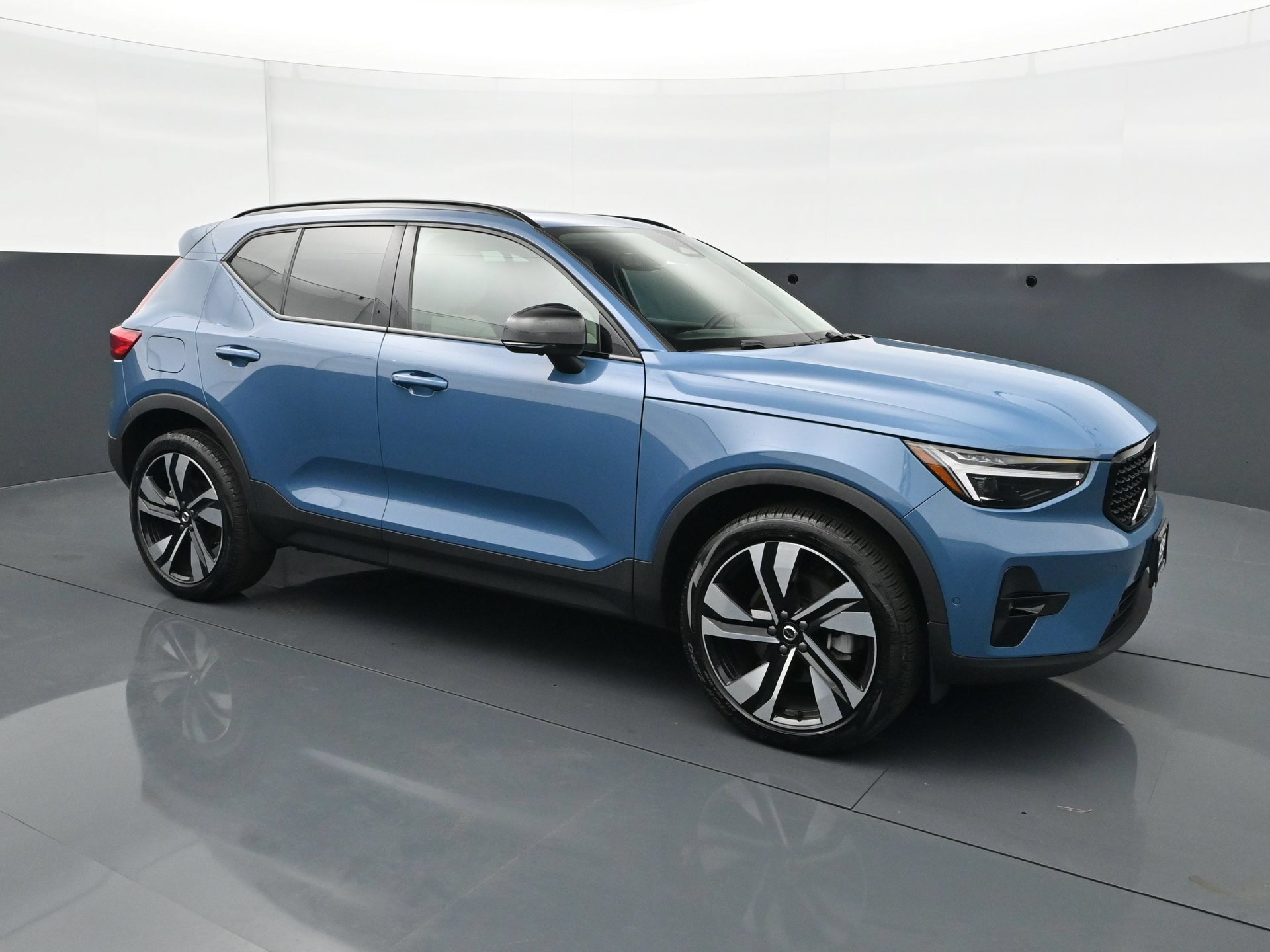 Used 2025 Volvo XC40 B5 Ultra w/ Climate Package AWD/4WD image 9