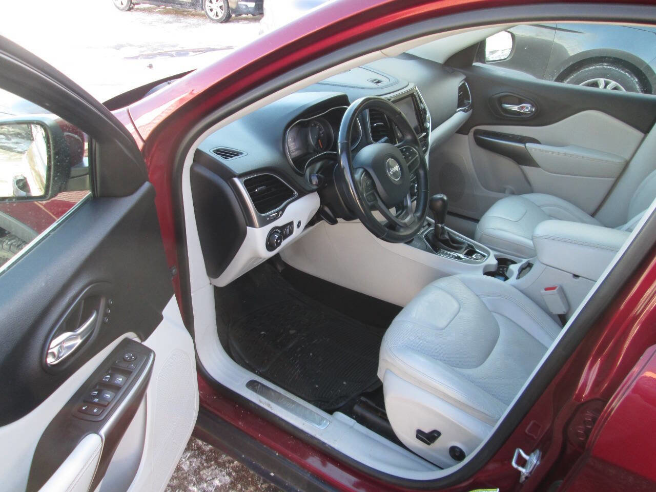 Used 2019 Jeep Cherokee Limited image 14