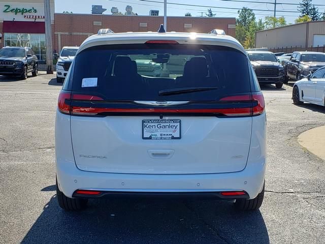 New 2026 Chrysler Pacifica Pinnacle image 4