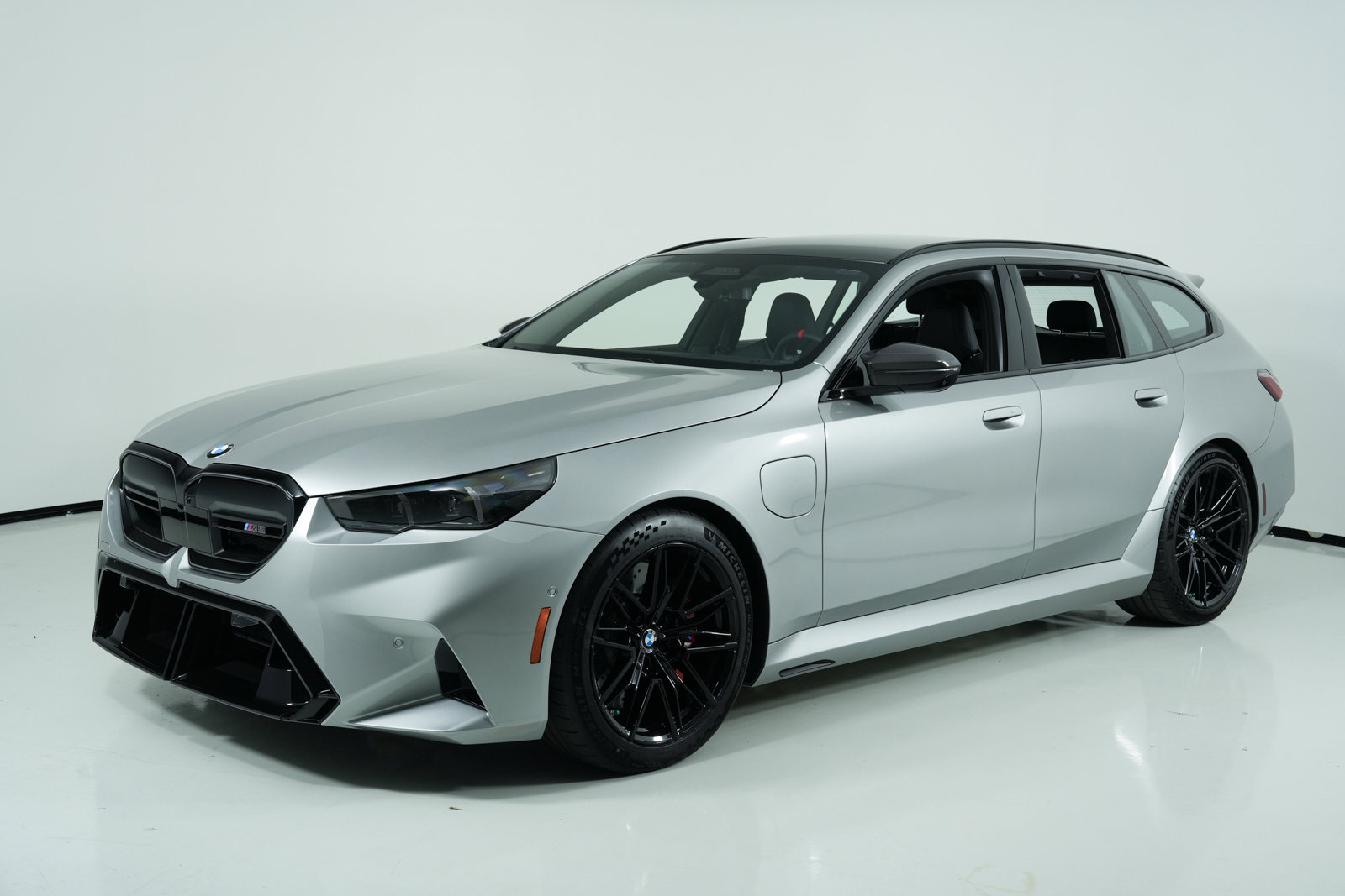 Used 2025 BMW M5 Touring AWD/4WD image 2