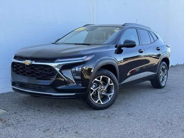 Used 2025 Chevrolet Trax LT FWD image 1