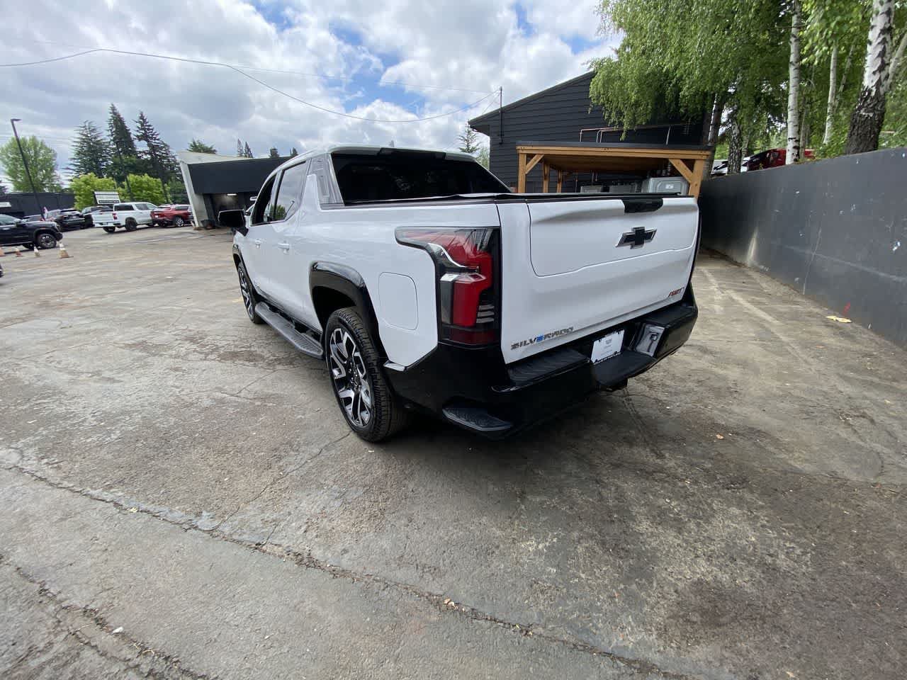 Used 2025 Chevrolet Silverado EV RST AWD/4WD image 4