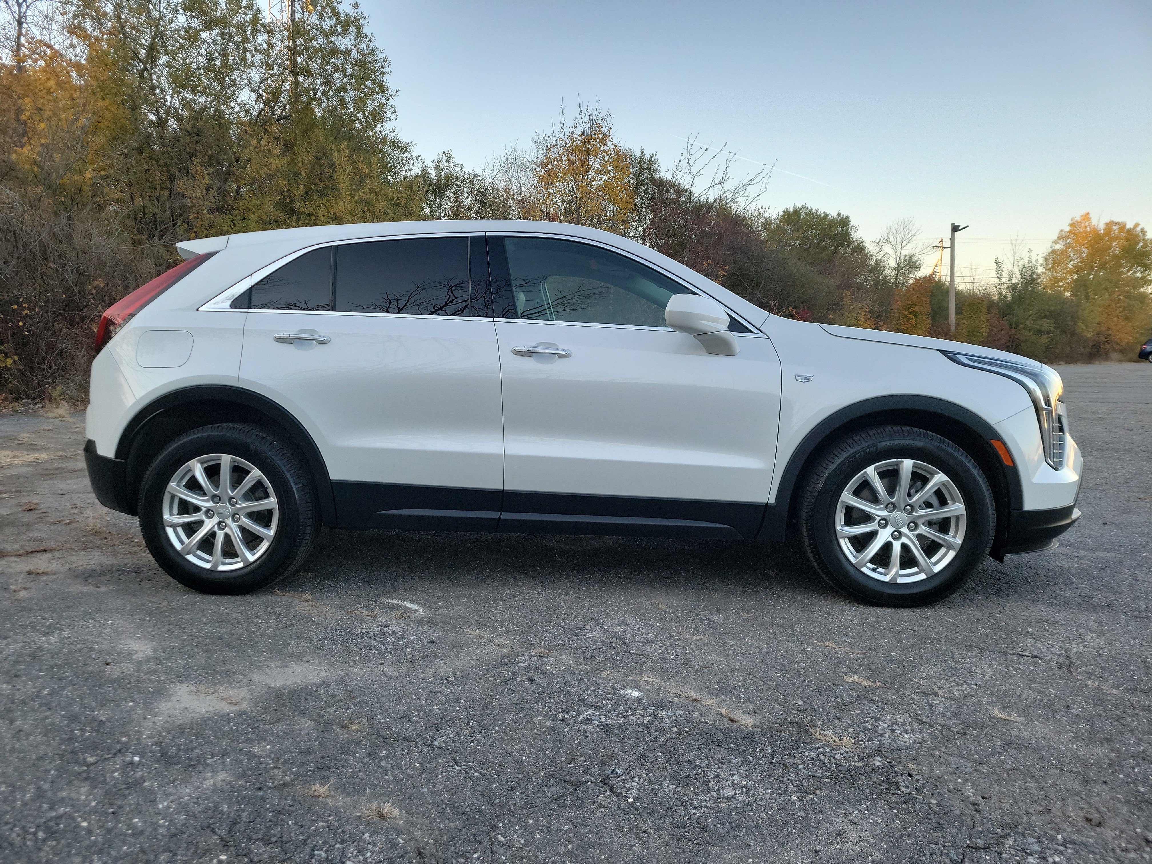 Used 2020 Cadillac XT4 Luxury w/ Cold Weather Package FWD image 4