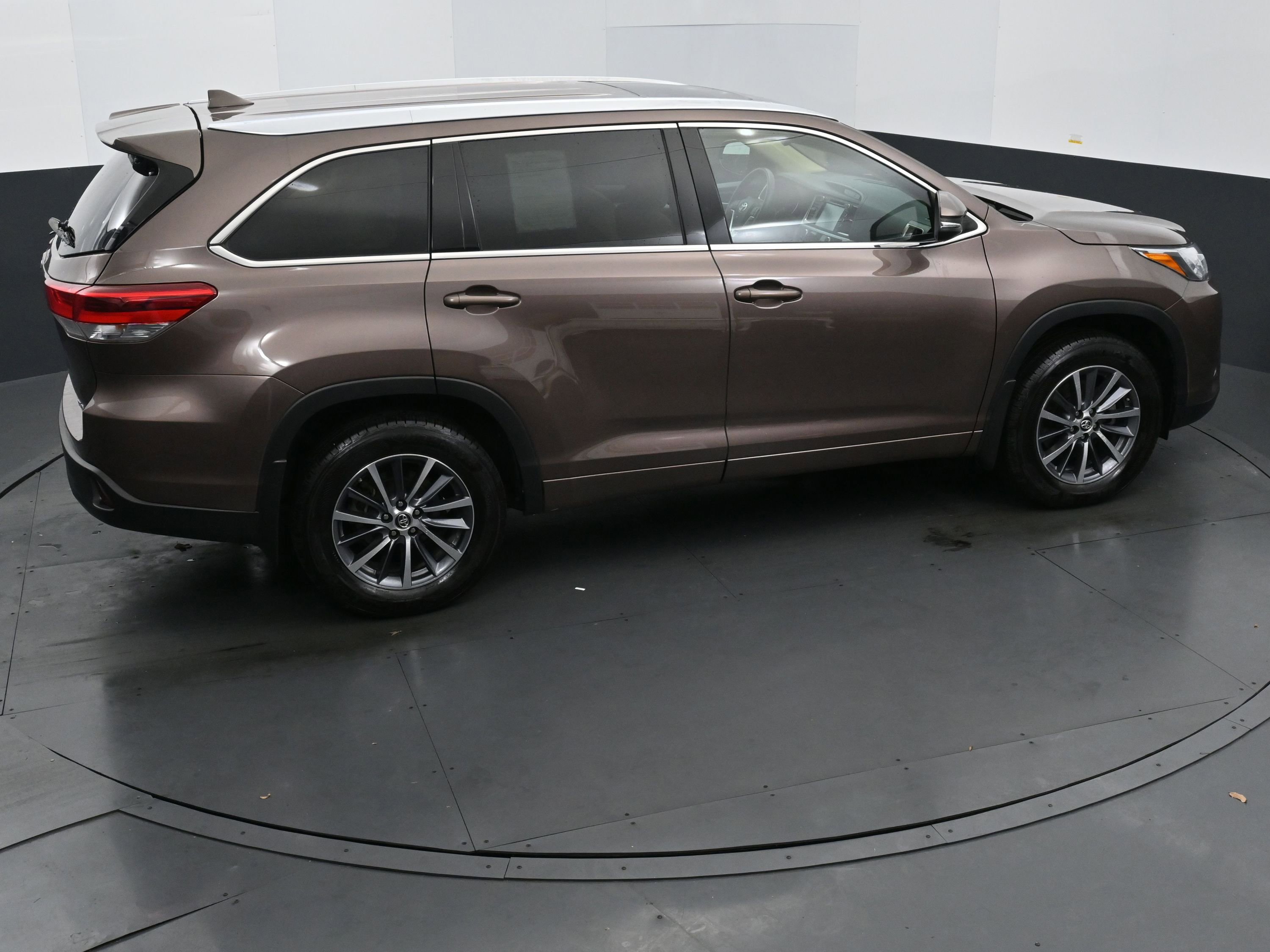 Used 2018 Toyota Highlander XLE image 32