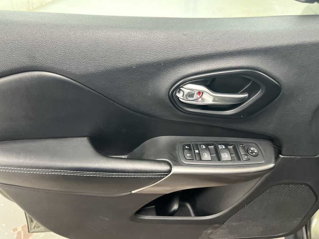 Used 2021 Jeep Cherokee Latitude AWD/4WD image 19