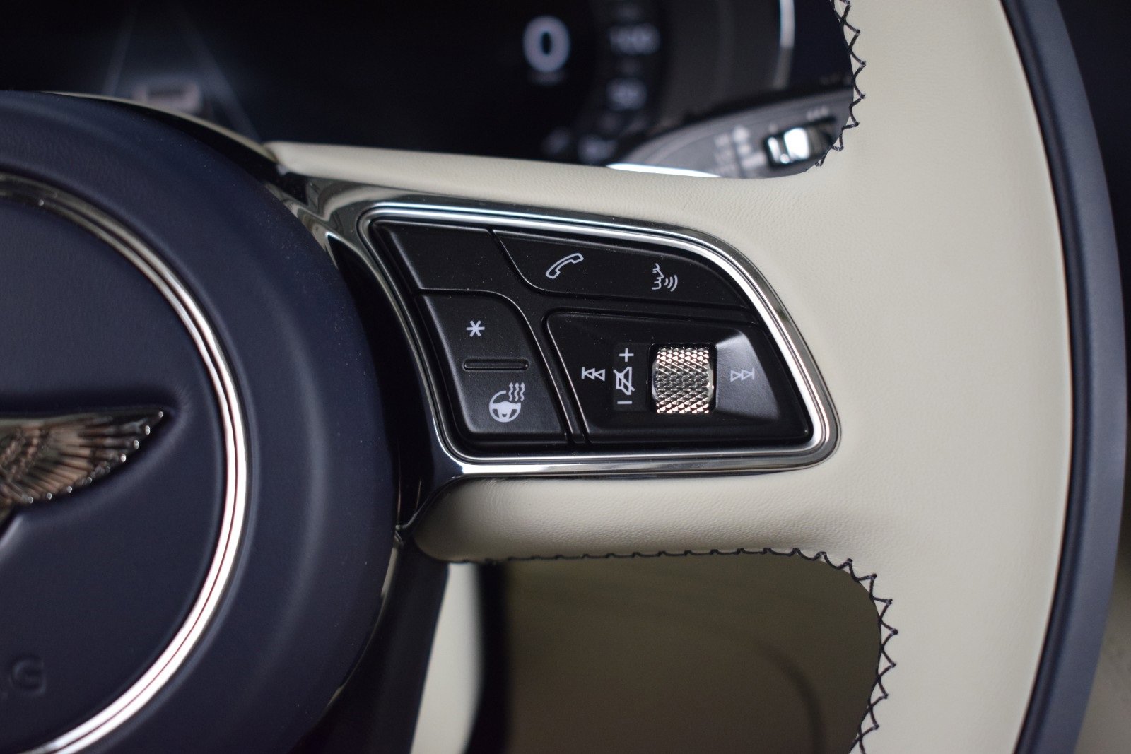 New 2025 Bentley Bentayga image 30