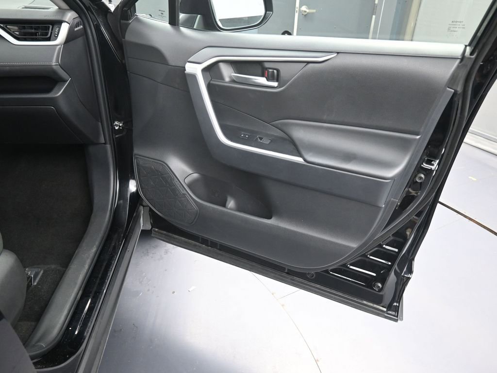 Used 2025 Toyota RAV4 XLE image 38