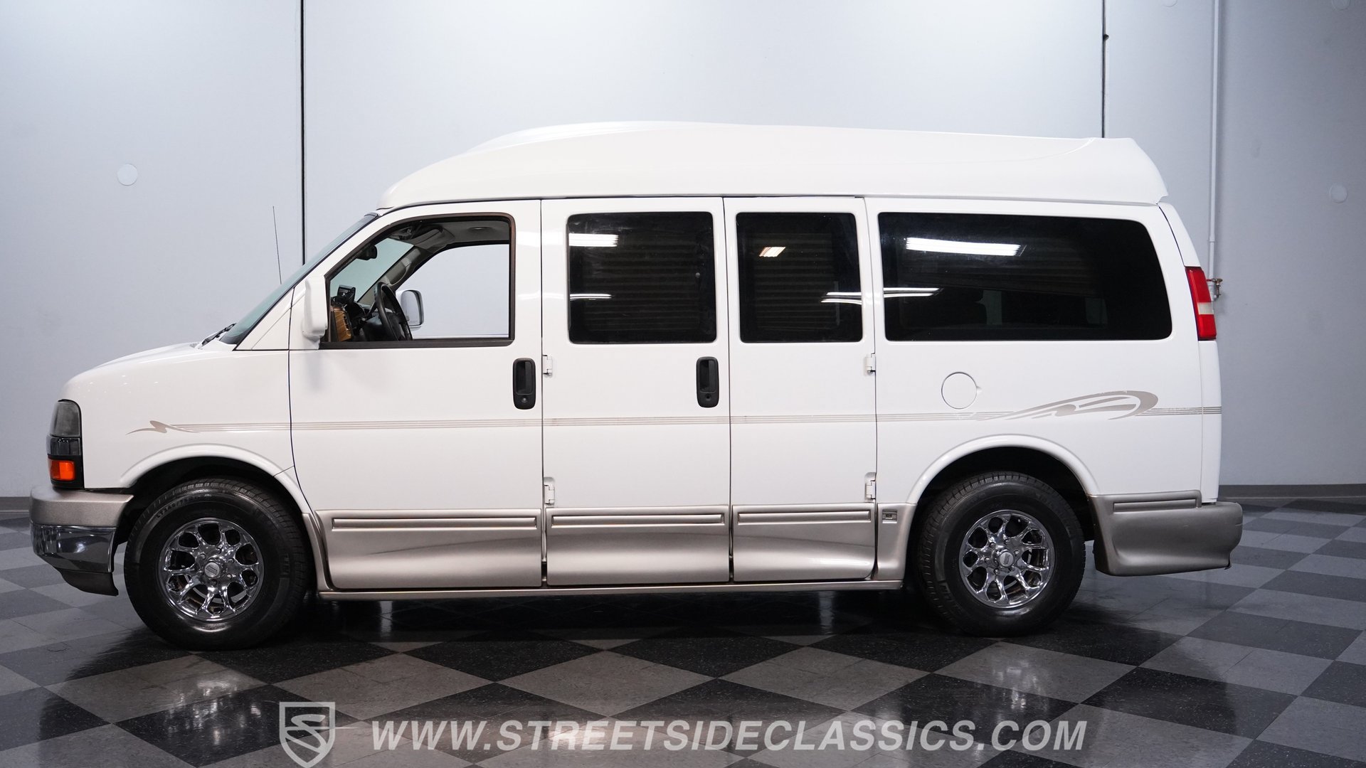 Used 2007 Chevrolet Express 1500 w/ Preferred Equipment Group RWD image 2