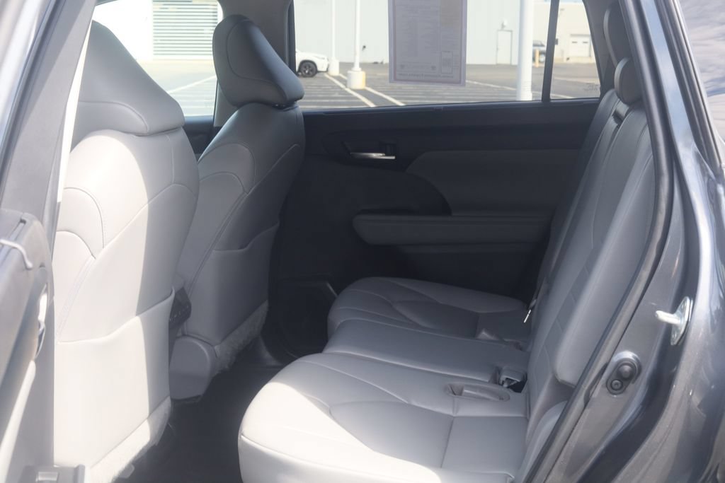 Used 2023 Toyota Highlander XLE AWD/4WD image 34