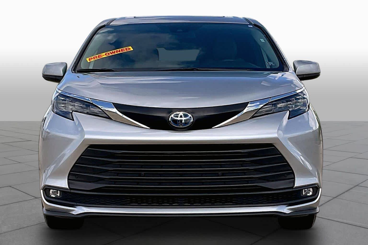 Used 2025 Toyota Sienna XLE FWD image 4