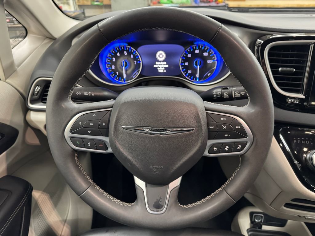 Used 2023 Chrysler Pacifica Touring-L image 19