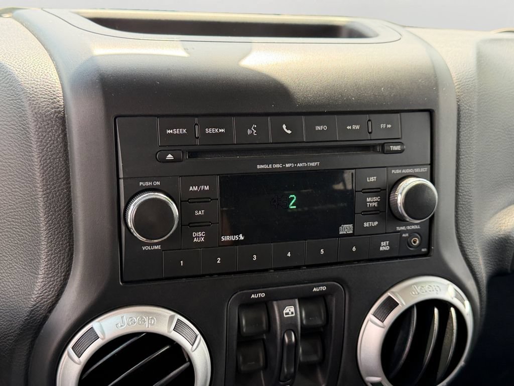 Used 2014 Jeep Wrangler Unlimited Rubicon w/ Connectivity Group AWD/4WD image 18
