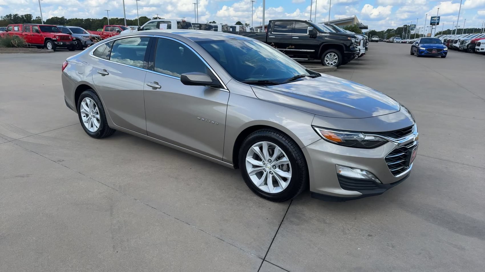 Used 2025 Chevrolet Malibu LT FWD image 3