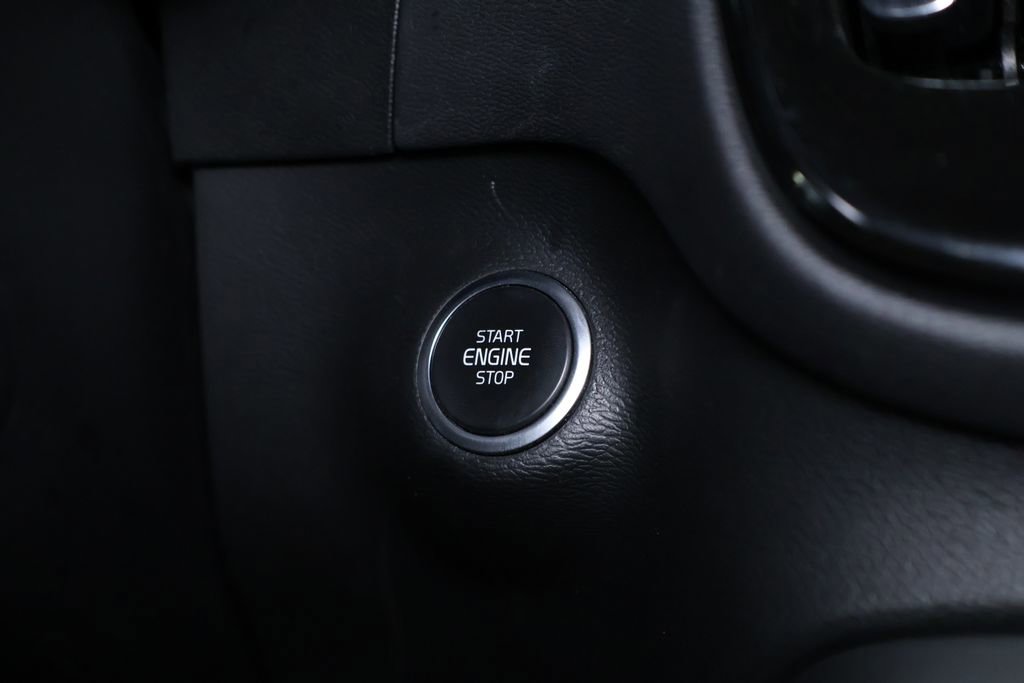 Used 2019 Volvo XC40 T5 R-Design image 26