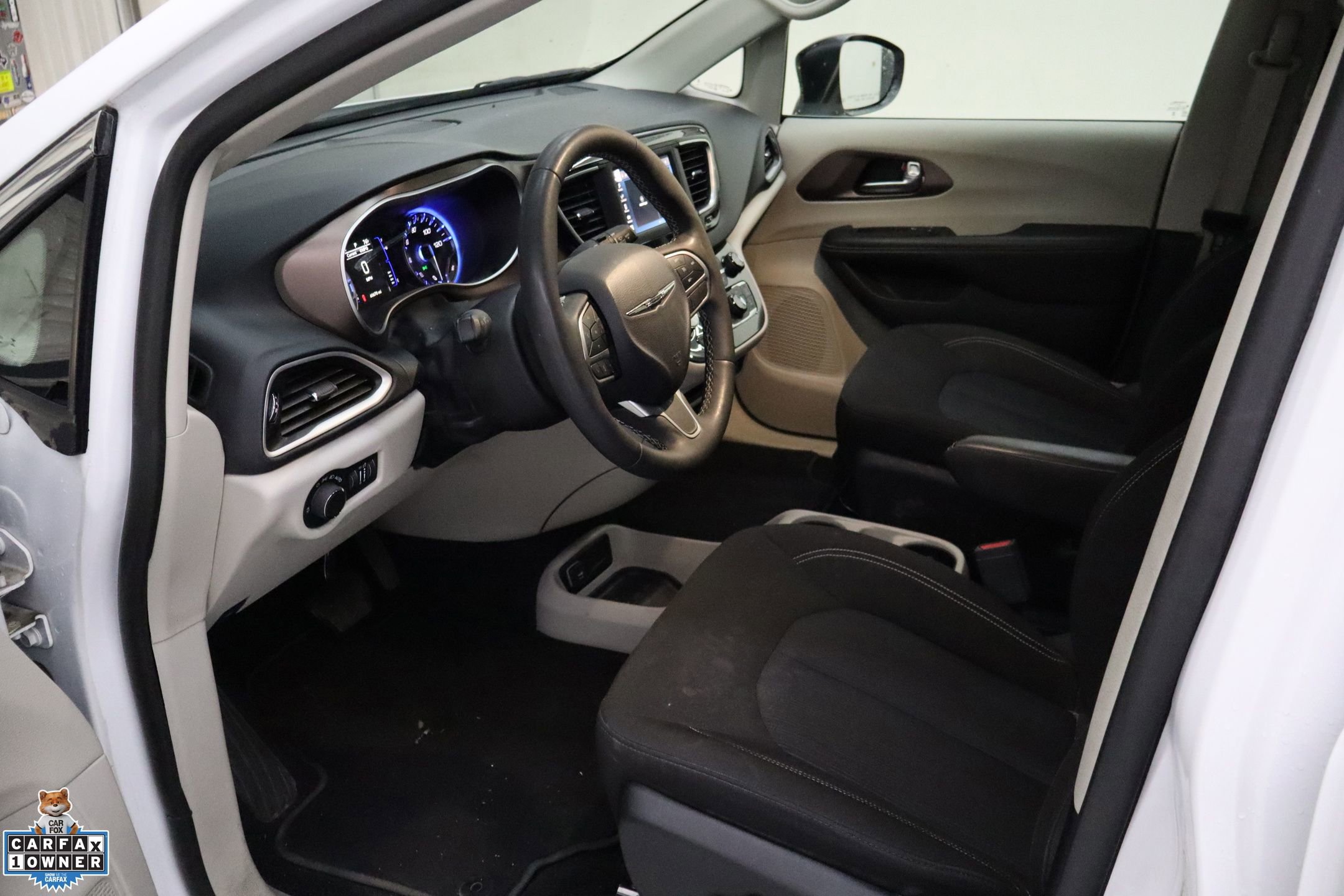 Used 2024 Chrysler Voyager LX image 23