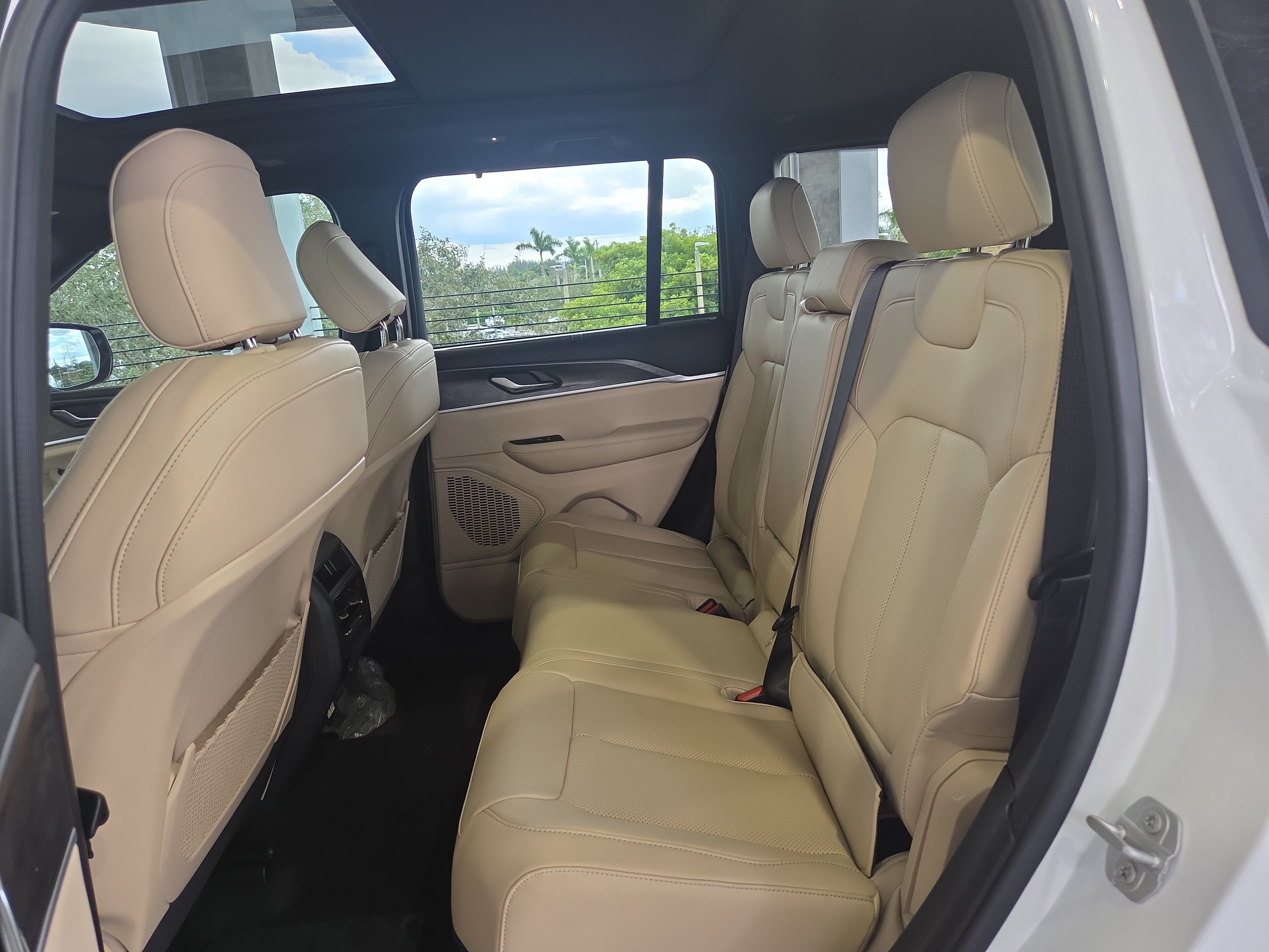 New 2025 Jeep Grand Cherokee Limited w/ Luxury Tech Group II AWD/4WD image 15