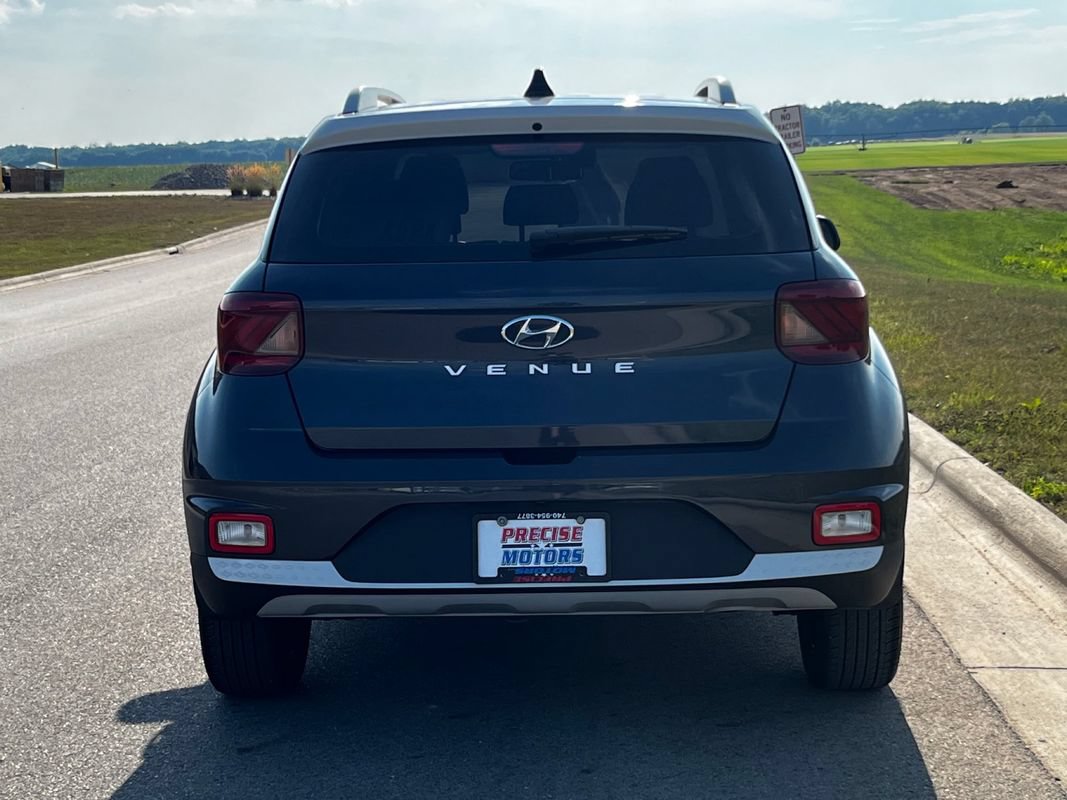 Used 2022 Hyundai Venue Limited FWD image 4