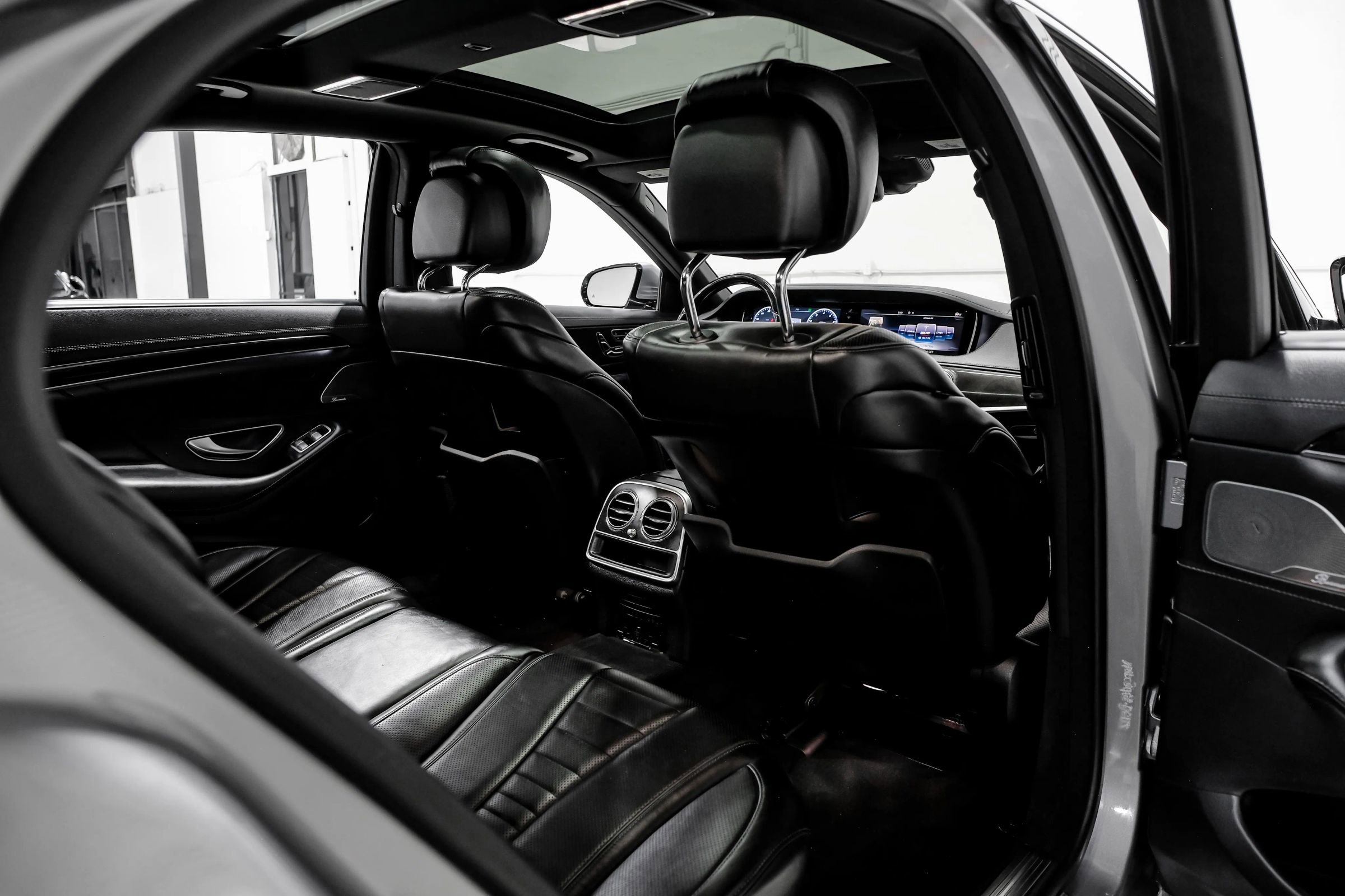 Used 2015 Mercedes-Benz S 550 Sedan w/ Sport Package w/ Sport Package image 43