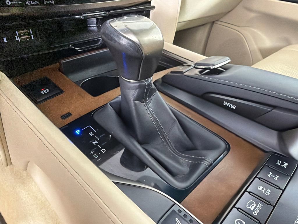 Used 2019 Lexus LX 570 4WD w/ Luxury Package image 34