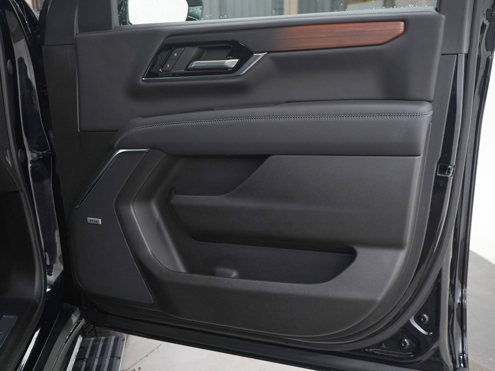 Used 2025 GMC Yukon Denali w/ Sun & Power Step Package AWD/4WD image 9