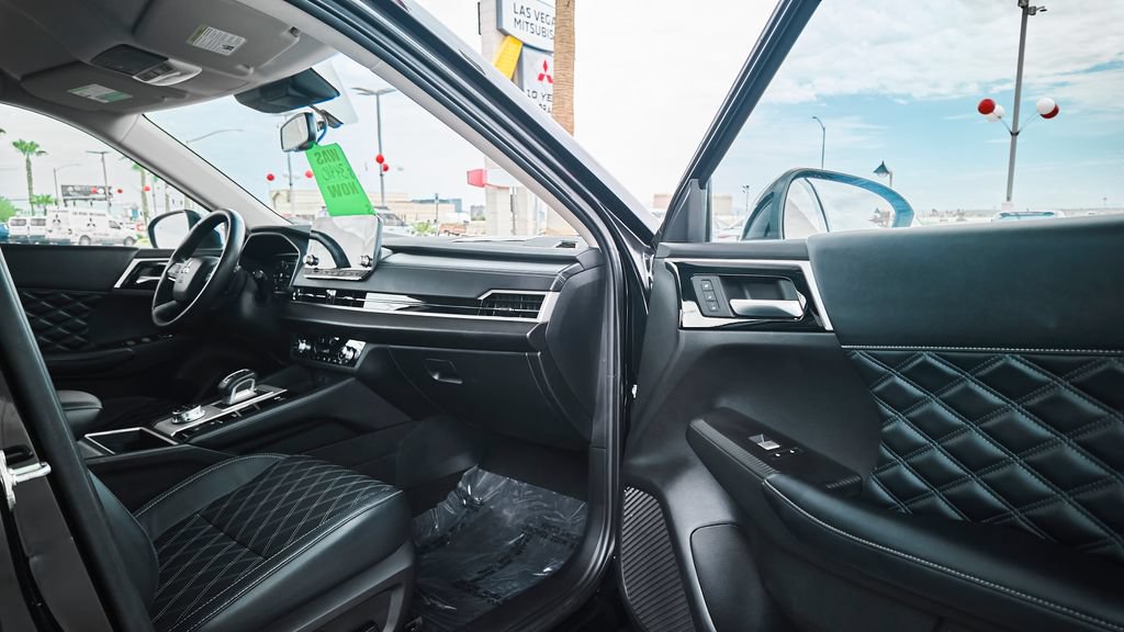 Used 2023 Mitsubishi Outlander SEL AWD/4WD image 12