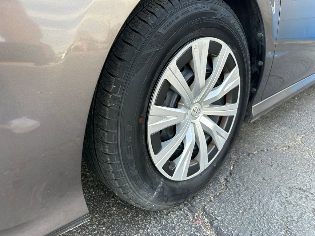 Used 2018 Toyota Camry L image 9