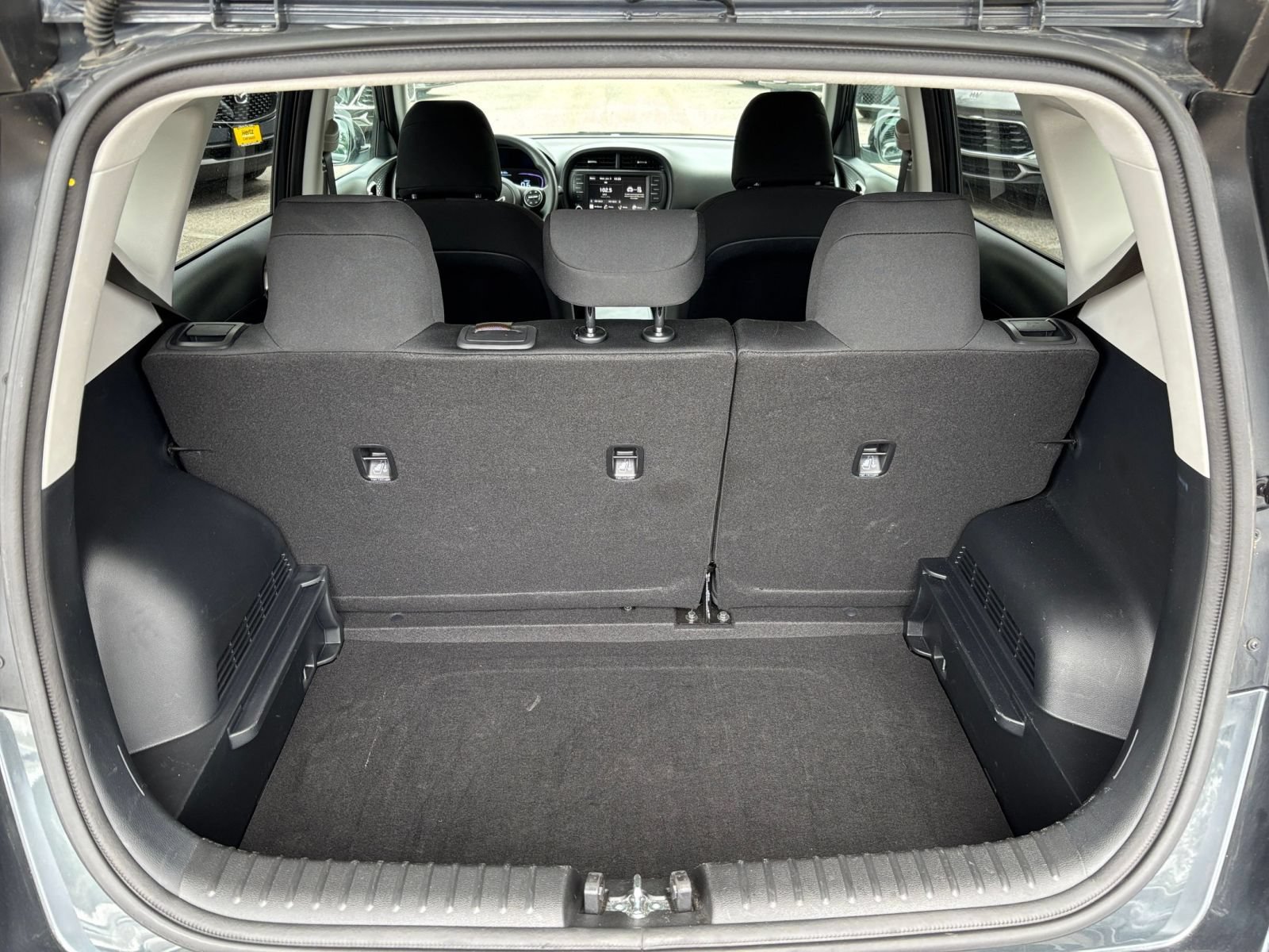 Used 2025 Kia Soul LX w/ LX Technology Package FWD image 28