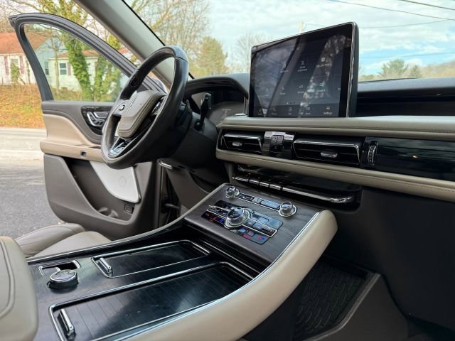 Used 2020 Lincoln Aviator Reserve w/ Equipment Group 202A image 30