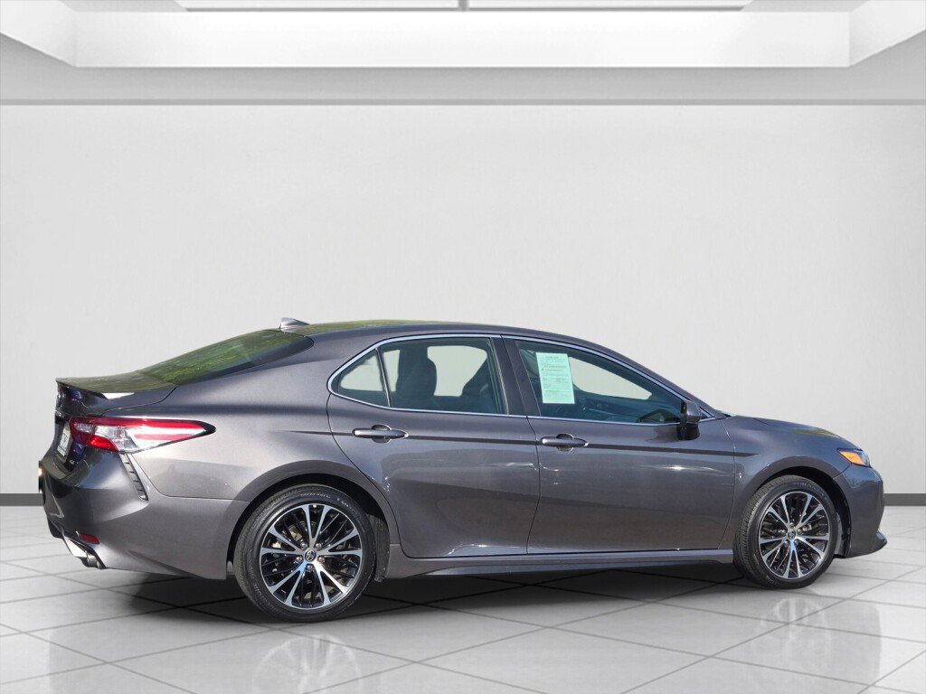 Used 2020 Toyota Camry SE FWD image 4