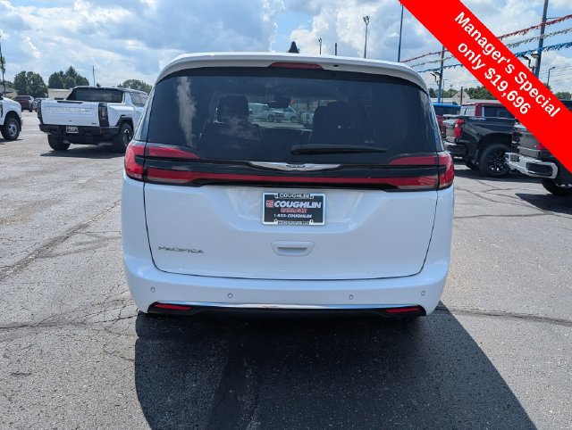 Used 2024 Chrysler Pacifica Touring-L FWD image 6