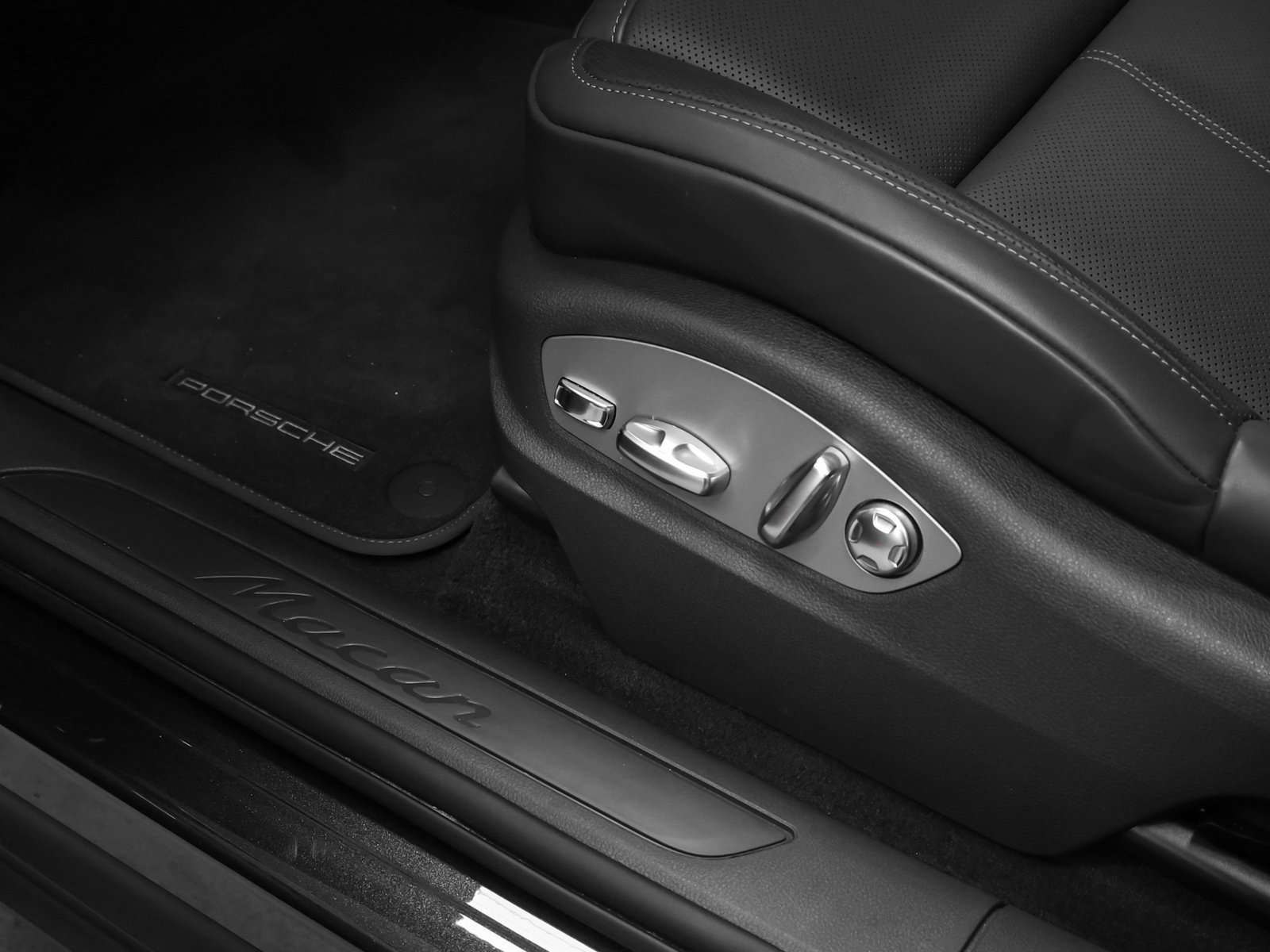 Used 2025 Porsche Macan image 26